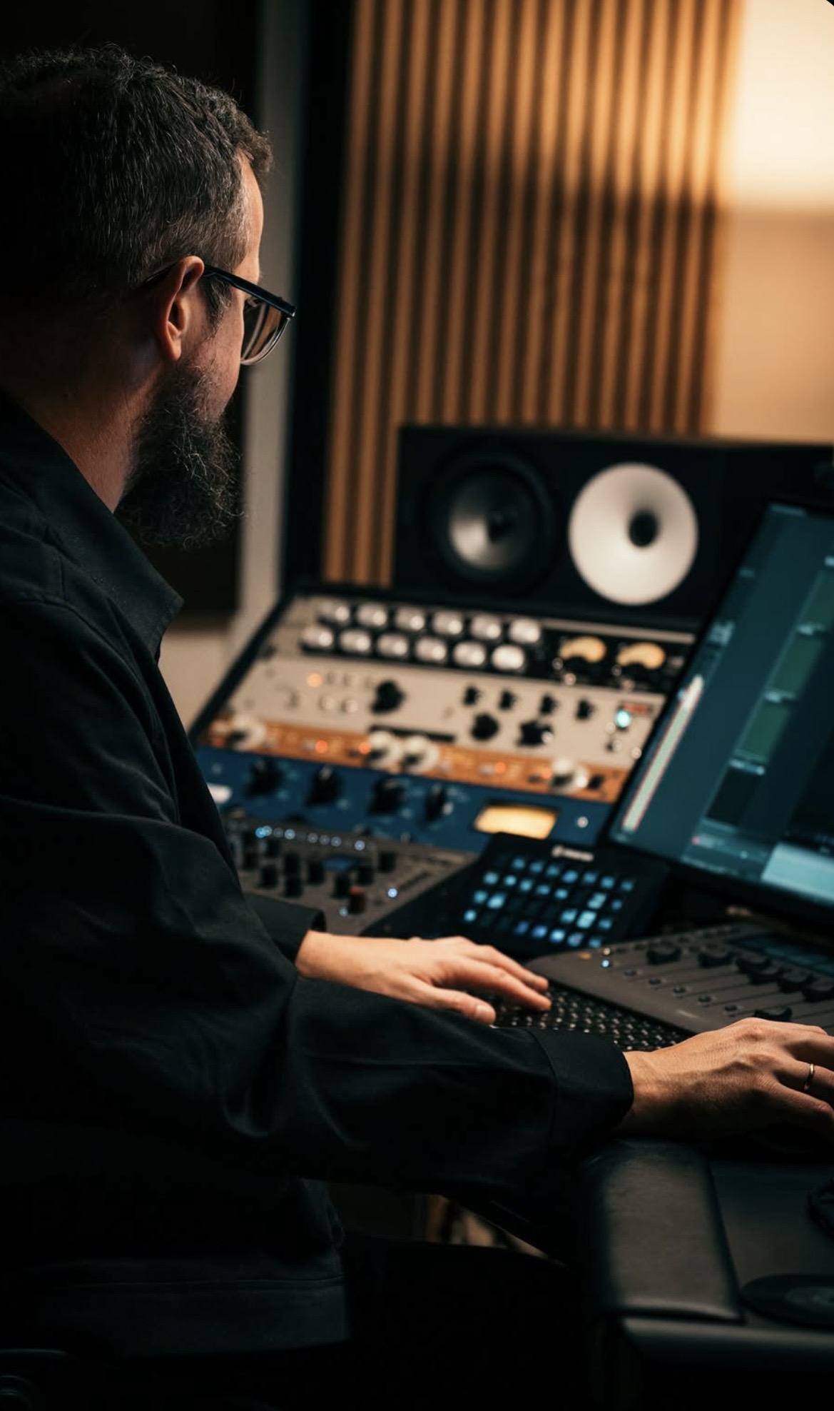Ingénieur du son utilisant Wavlink dans un studio d’enregistrement